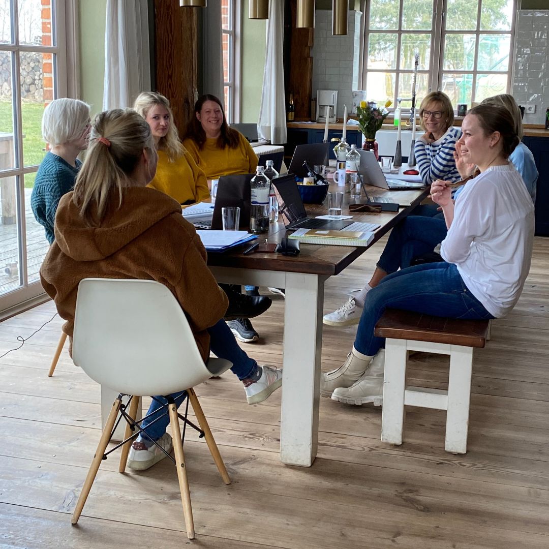 Gemeinsam Anstoßen auf die Erlebnisse im Retreat Urlaub mit Plan & Sparkle.