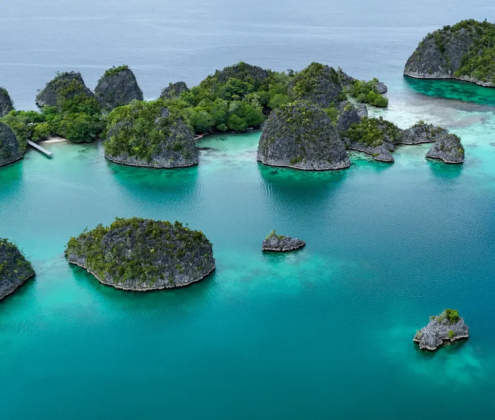 Raja Ampat in West-Papua, Indonesien mehrere hohe Steininseln verteilt im türkisblauen Meer