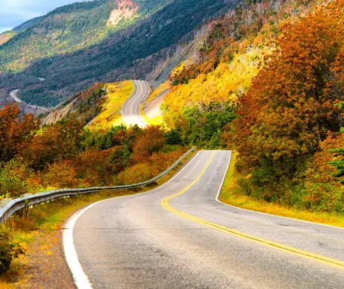 Der Cabot Trail in Kanada, eine Straße, die sich durch Gebirge und Natur zieht
