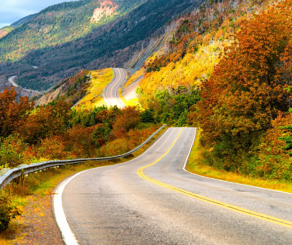 Der Cabot Trail in Kanada, eine Straße, die sich durch Gebirge und Natur zieht