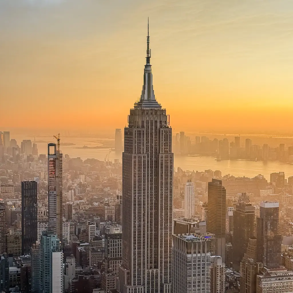 Das Empire State Building in den USA, bei Sonnenuntergang in New York City