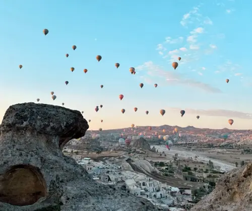 Kappadokien in der Türkei, Unzählige Heißluftballone die durch die Luft fliegen