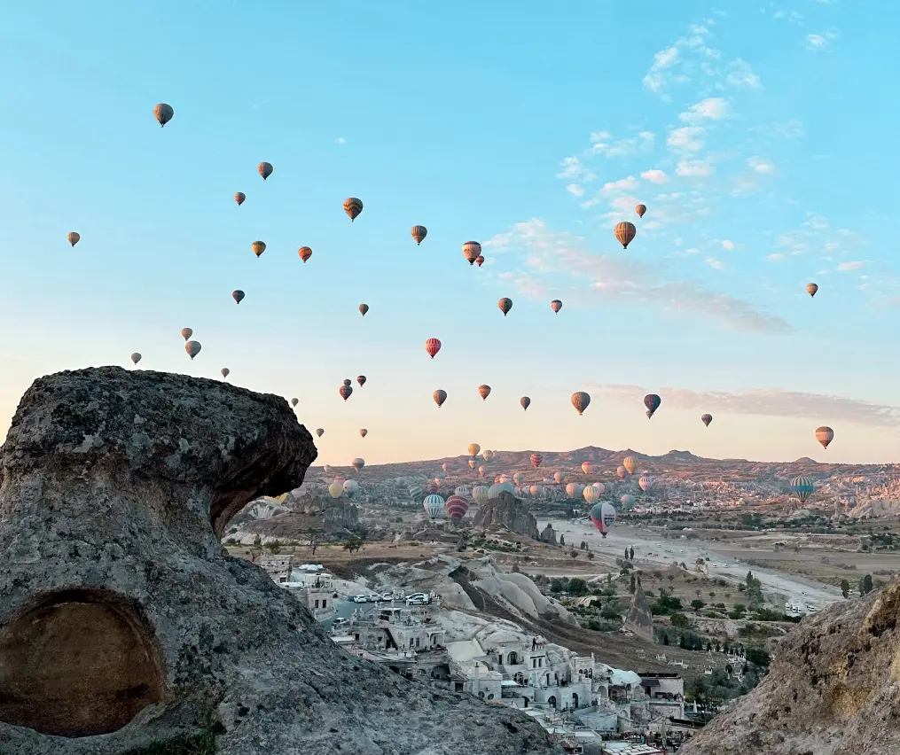 Kappadokien in der Türkei, Unzählige Heißluftballone die durch die Luft fliegen