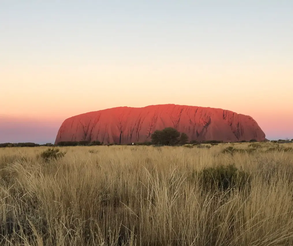 Der Uluru im Northern Territory in Australien, während die Sonne untergeht