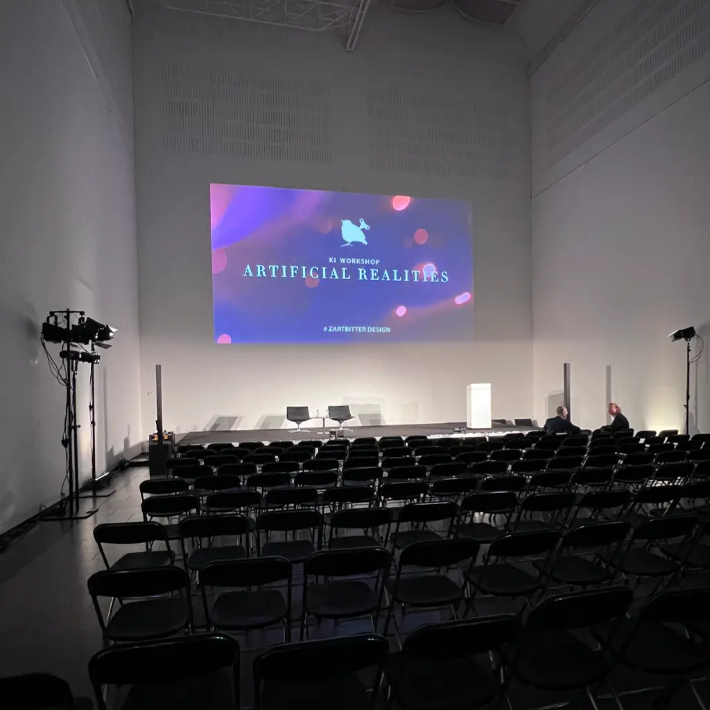 Firmenevent in der Nähe von Ulm, ein großer Raum mit vielen Sitzplätzen und einer Bühne