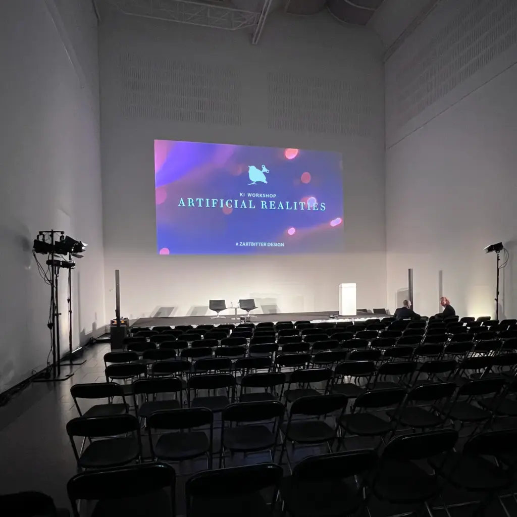 Firmenevent in der Nähe von Ulm, ein großer Raum mit vielen Sitzplätzen und einer Bühne