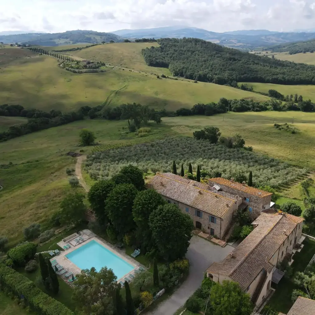 Die Toskana in Italien, Antico Borgo Tignano, ein italienisches Backsteinhaus mit großem Pool