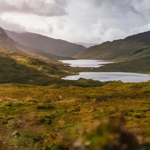 Isle of Mull, Schottland ein Tal zwischen grün bewachsenen Bergen und Hügeln