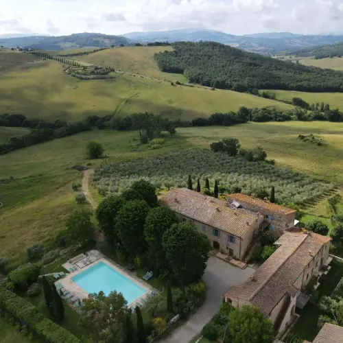 Die Toskana in Italien, Antico Borgo Tignano, ein italienisches Backsteinhaus mit großem Pool