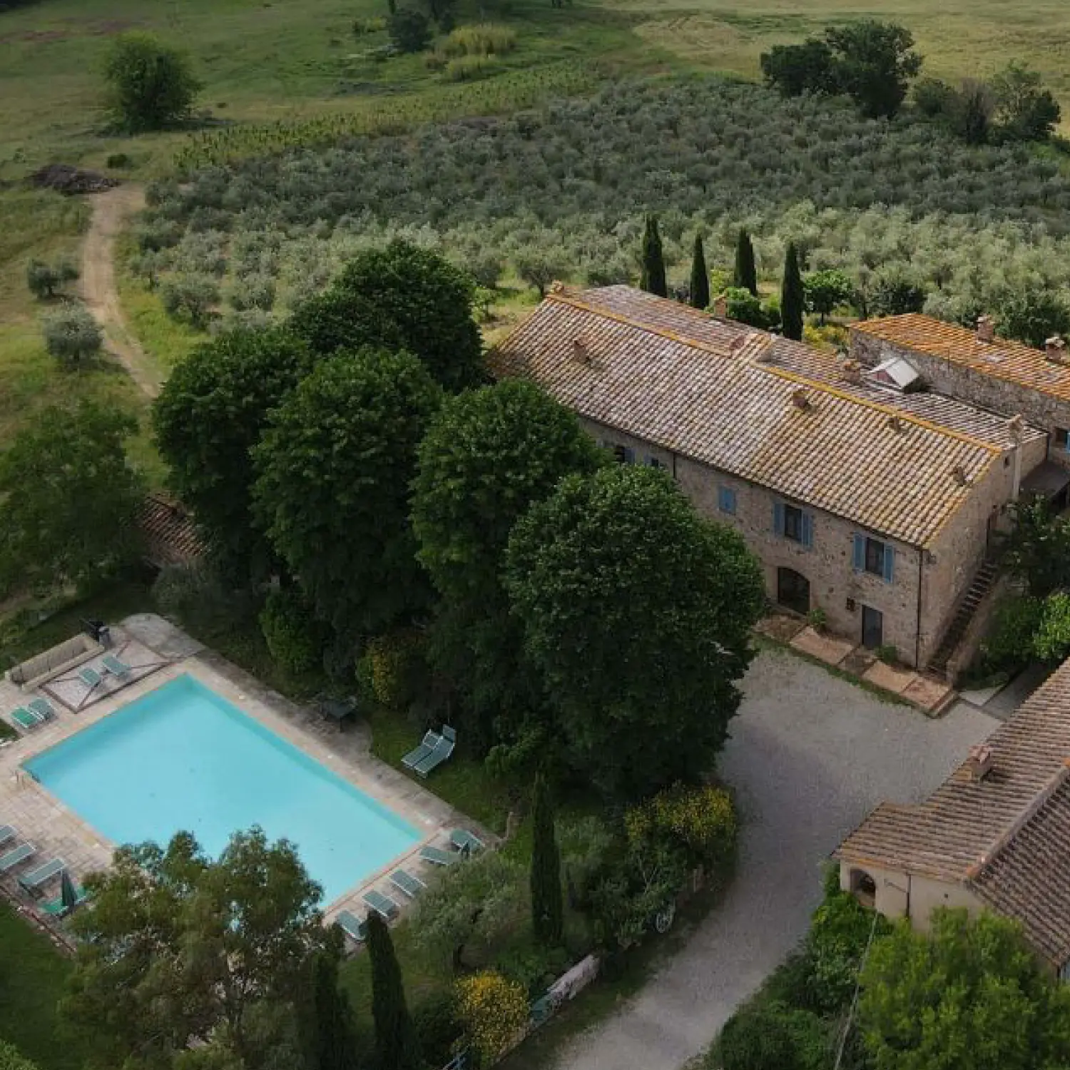 Die Toskana in Italien, Antico Borgo Tignano, ein italienisches Backsteinhaus mit großem Pool
