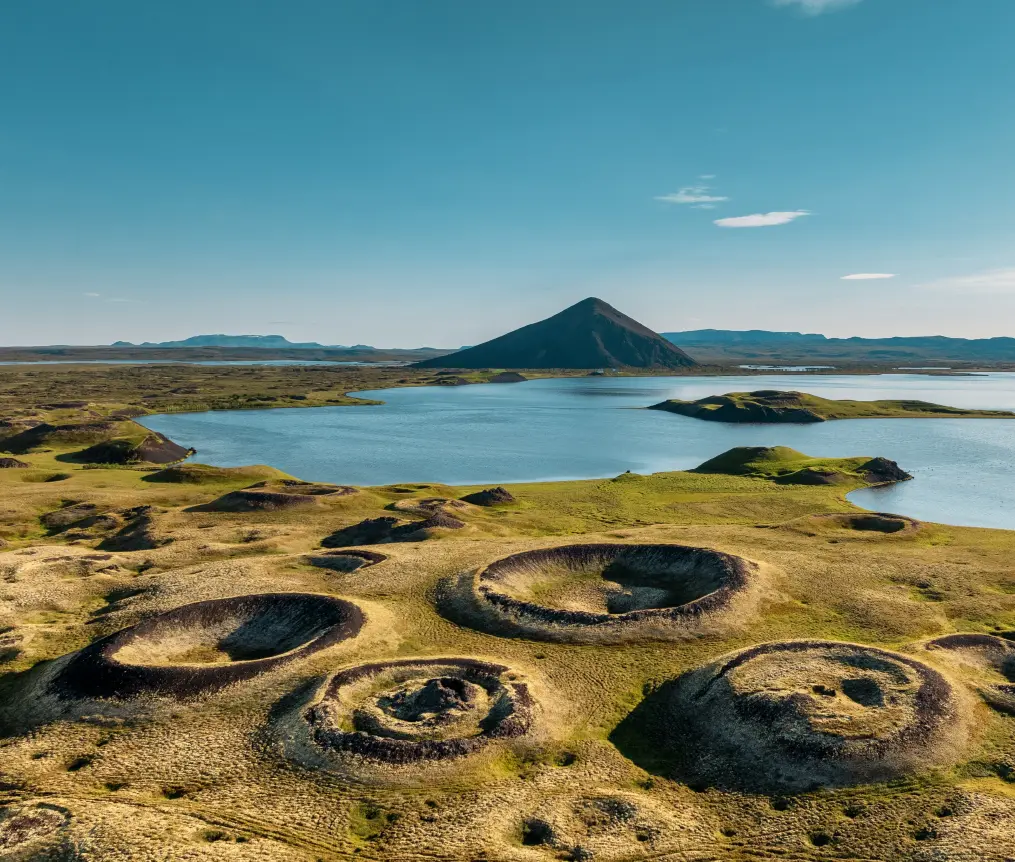 Ein Vulkansee in Myvatn in Island, beeindruckende Natur mit interessanten Steinformationen bei tollem Wetter