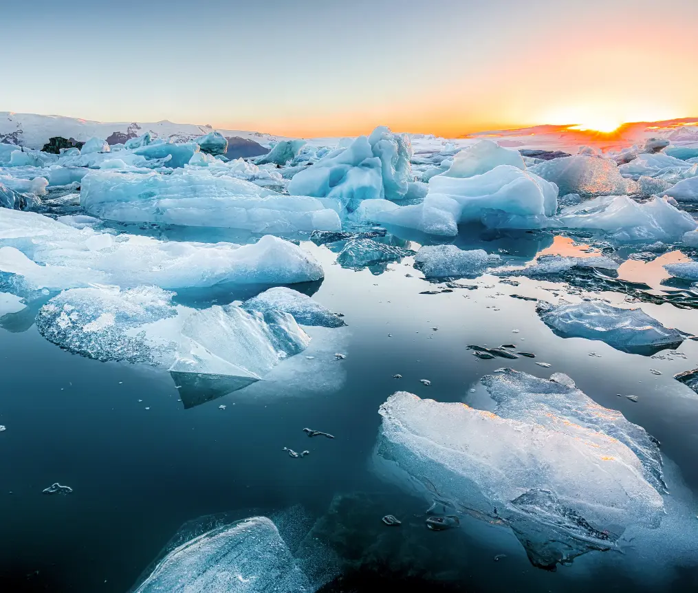 Jökulsárlón-Gletscherlagune in Island, große Eisschollen die im Wasser treiben